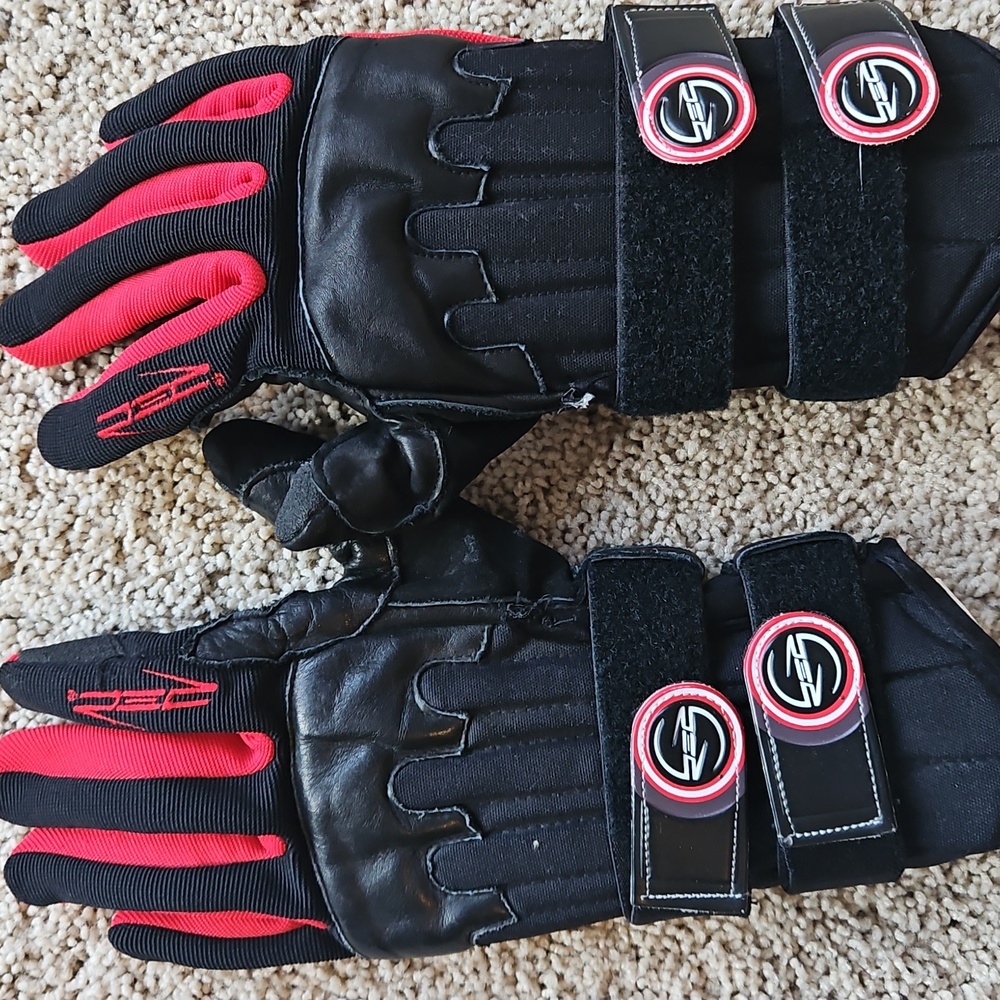 Red by Burton Snowboards Impact Gloves! Mens Medium  Back Spines  Wrist Guard
